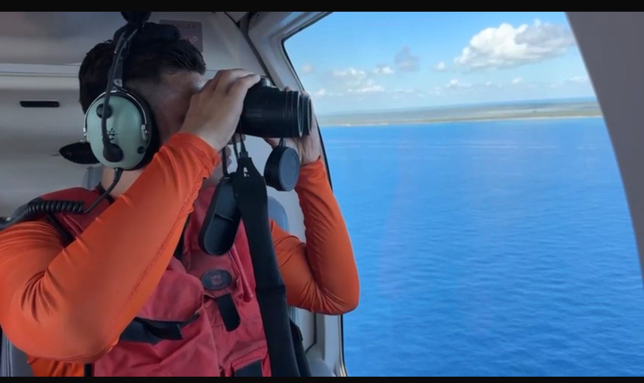 El helicóptero Albatros realiza sobrevuelos constantes para intensificar la búsqueda de tripulante desaparecido en las costas de Quintana Roo.