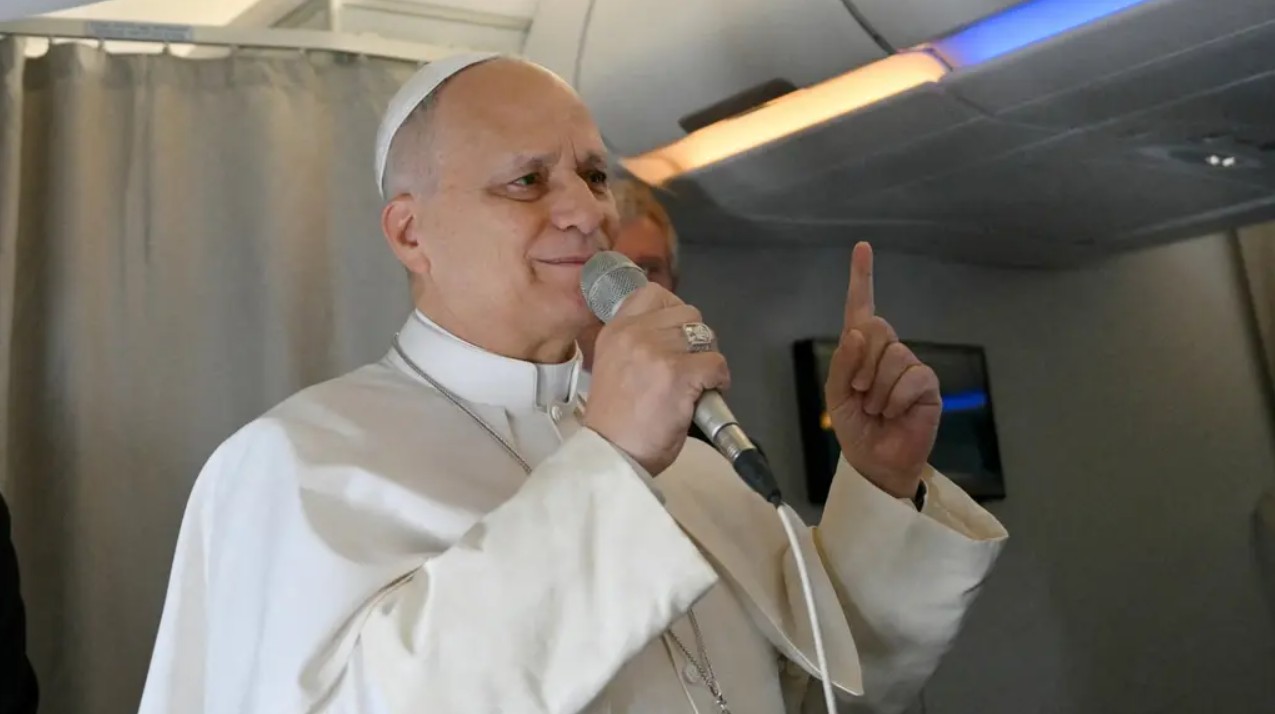 El papa León XIV atiende a los periodistas durante el vuelo que marca el inicio de su gira por el continente africano.