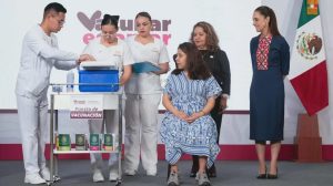 Dos mujeres embarazadas recibieron la vacuna contra el Virus Sincicial Respiratorio durante la conferencia matutina para proteger a sus futuros hijos.