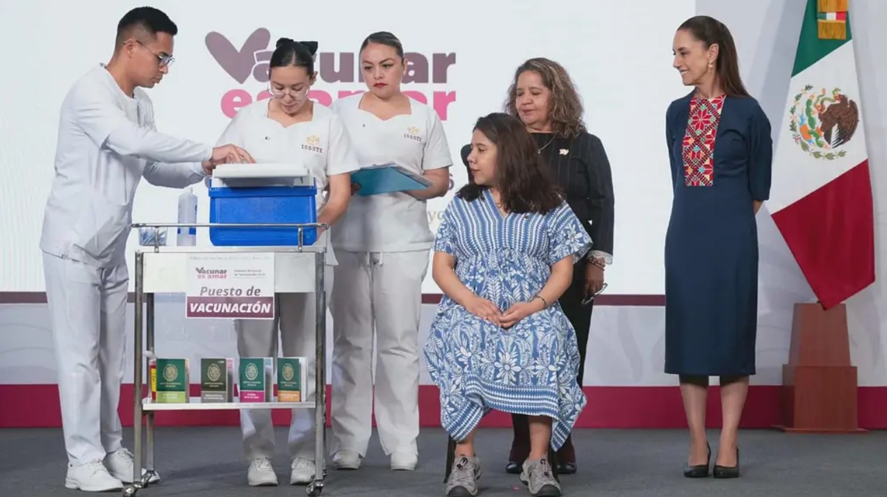 Dos mujeres embarazadas recibieron la vacuna contra el Virus Sincicial Respiratorio durante la conferencia matutina para proteger a sus futuros hijos.