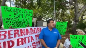 Habitantes de la Supermanzana 23 se manifestaron frente al Palacio Municipal para exigir mayor vigilancia y seguridad en sus calles.