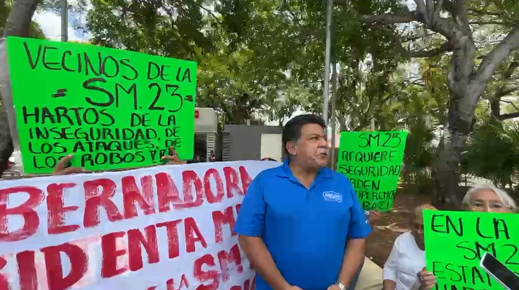 Habitantes de la Supermanzana 23 se manifestaron frente al Palacio Municipal para exigir mayor vigilancia y seguridad en sus calles.