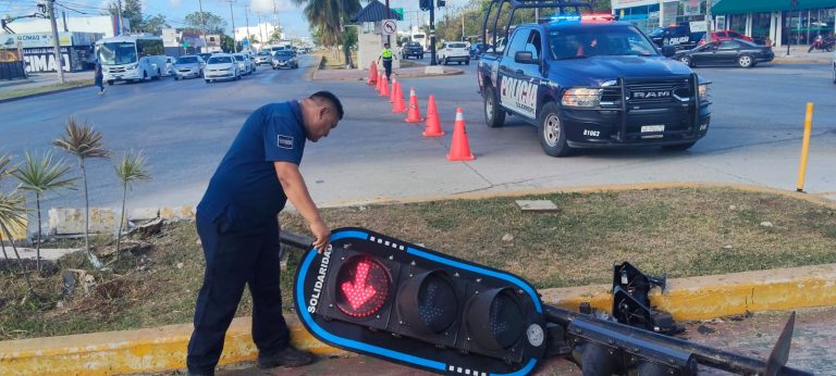 Los técnicos de la Dirección de Tránsito finalizaron la reparación de los semáforos que fueron derribados durante un accidente en la madrugada.