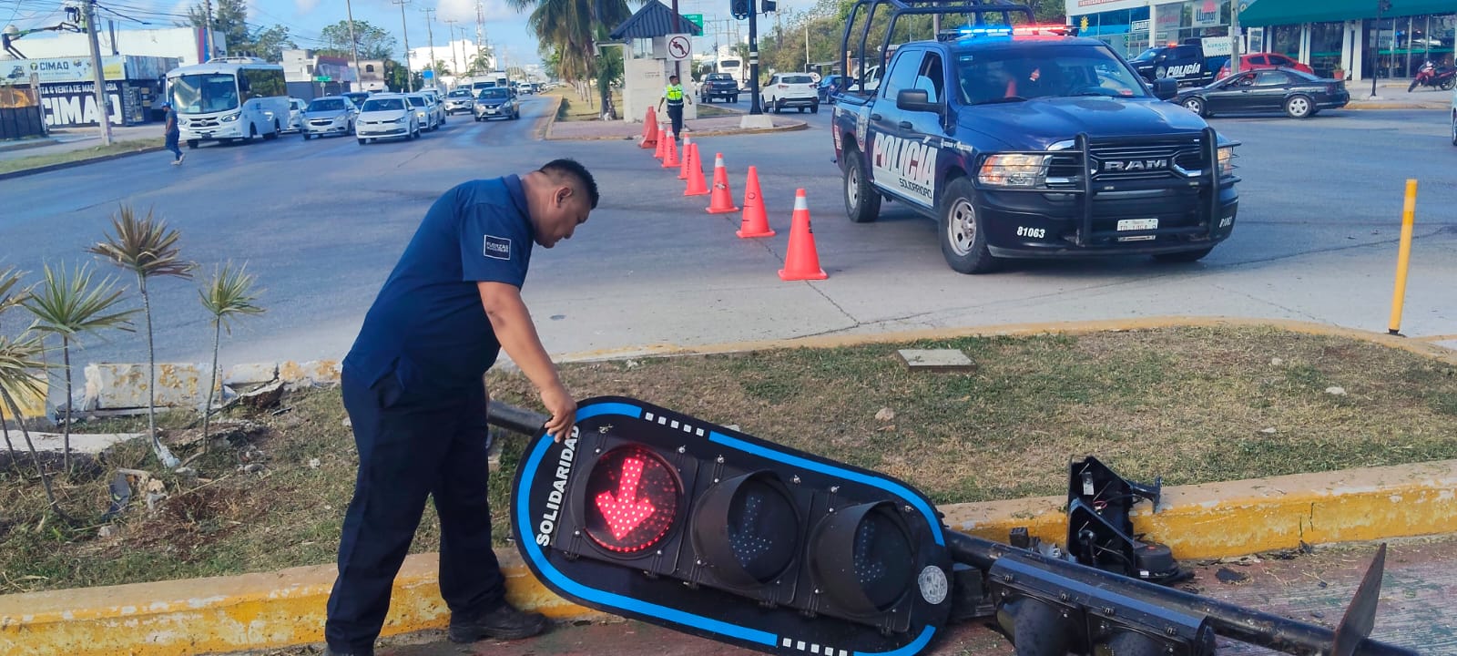Los técnicos de la Dirección de Tránsito finalizaron la reparación de los semáforos que fueron derribados durante un accidente en la madrugada.