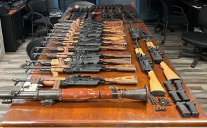 Confiscan armas y lanzacohetes en la frontera con México
