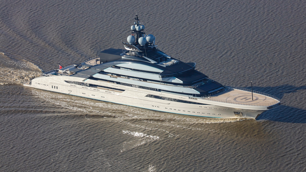 El superyate Nord navegando cerca de las costas de Omán tras salir del estrecho de Ormuz este domingo.