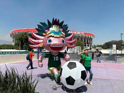 El puente peatonal de Huipulco luce completamente despejado tras el retiro de la monumental figura inflable del ajolote.