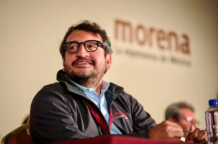 La presidenta Claudia Sheinbaum Pardo destaca los resultados de afiliación obtenidos por Andrés Manuel López Beltrán en Morena durante la conferencia matutina.