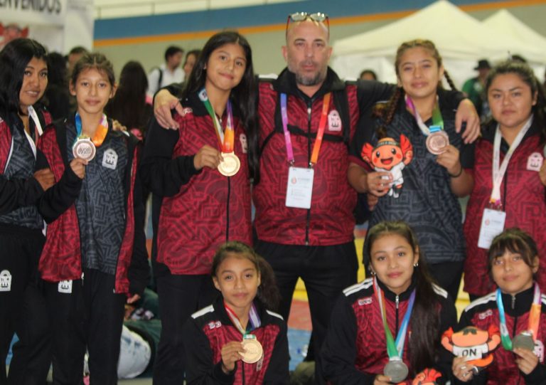 Las atletas de la delegación de Quintana Roo celebran en el podio la obtención de las siete medallas ganadas en tierras poblanas.