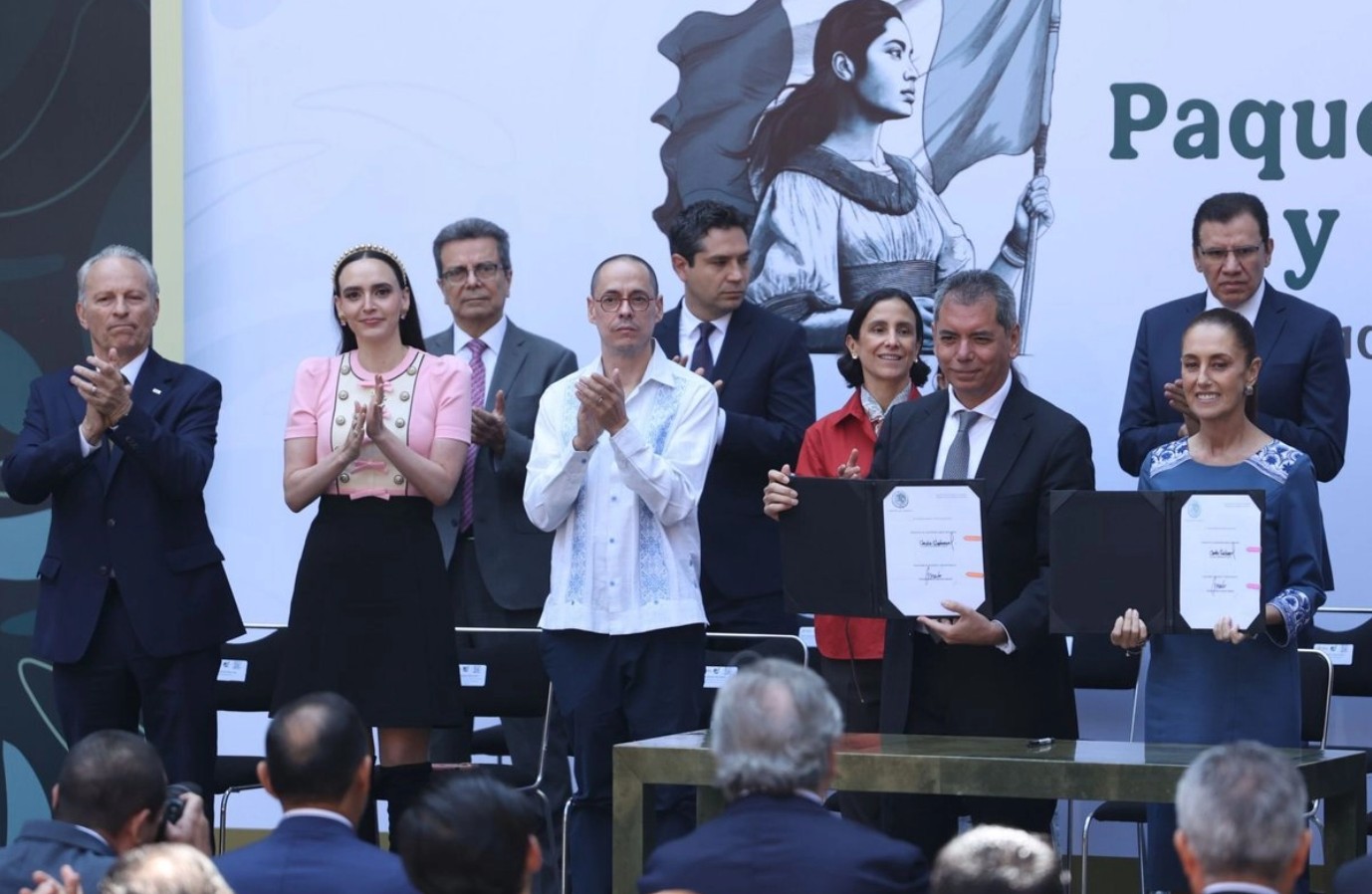 La presidenta Claudia Sheinbaum encabezó la firma para renovar el Paquete contra la Inflación y la Carestía junto a líderes empresariales en el Palacio Nacional.