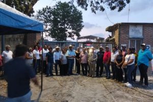 Productores cañeros resguardan las entradas principales de las bodegas de azúcar en el ingenio San Rafael de Pucté.