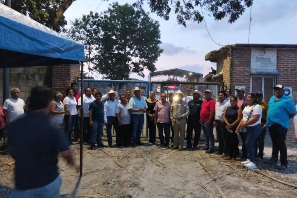 Productores cañeros resguardan las entradas principales de las bodegas de azúcar en el ingenio San Rafael de Pucté.