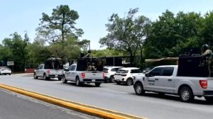 Elementos de la Marina resguardan el perímetro de la residencia asegurada en el municipio de San Pedro.