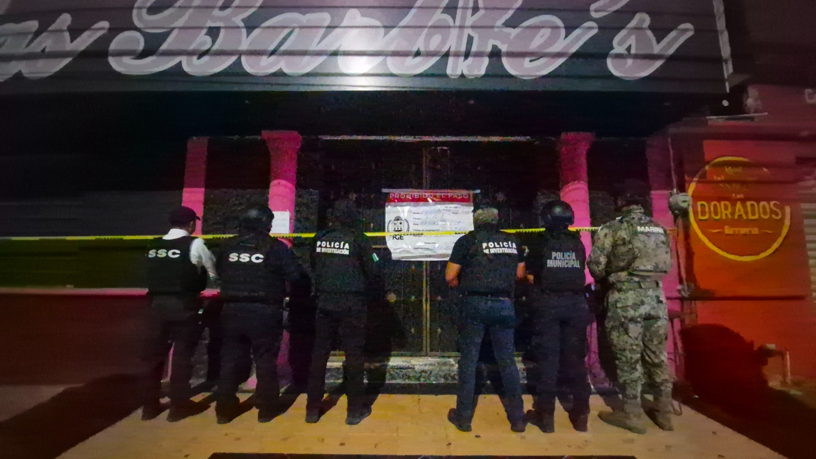 Autoridades federales y estatales resguardan un inmueble por la presunta comisión del delito de trata de personas en Quintana Roo.