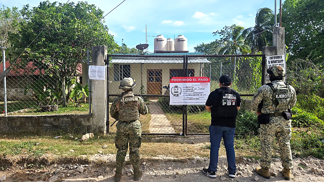 Fuerzas federales y estatales custodiaron los domicilios intervenidos durante los operativos contra el narcomenudeo.