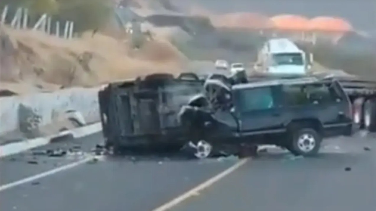 El accidente en la autopista Siglo XXI involucró a dos camionetas que chocaron de frente, provocando el cierre total de la vía en Michoacán.