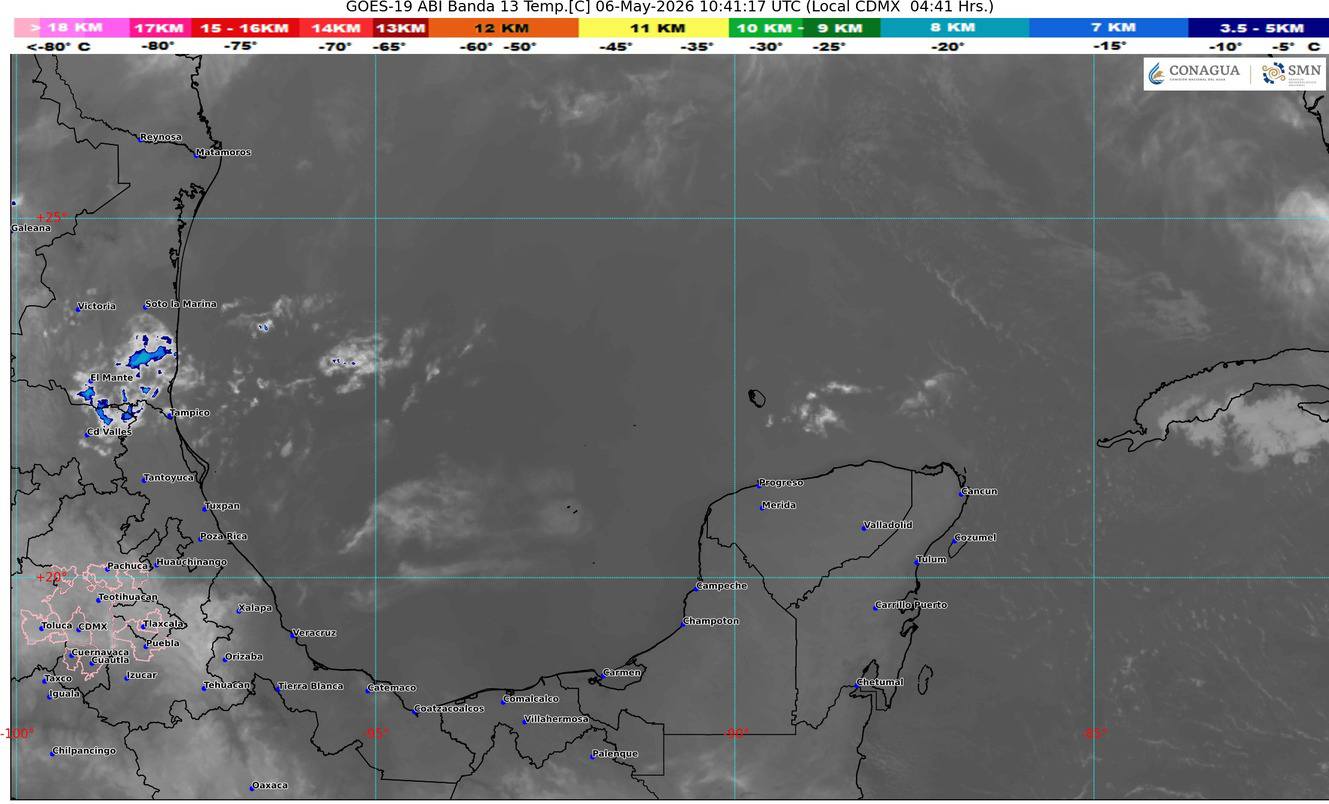 Habitantes y turistas en las costas de Quintana Roo buscan mitigar el intenso calor registrado este miércoles.