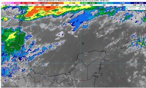 La afluencia de aire marítimo genera cielos parcialmente nublados sobre las costas del Caribe Mexicano.