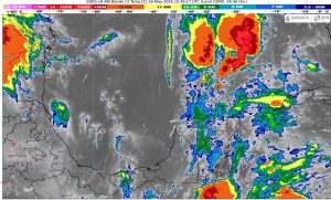 Habitantes y turistas caminan bajo cielos nublados debido al clima en Quintana Roo provocado por la onda tropical número dos.
