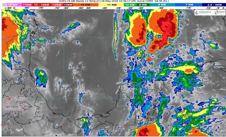 Habitantes y turistas caminan bajo cielos nublados debido al clima en Quintana Roo provocado por la onda tropical número dos.