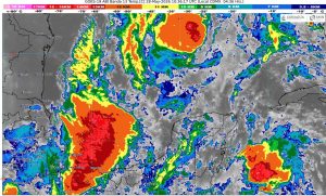 Una densa capa de nubes cubre la costa de Quintana Roo antes del inicio de las lluvias vespertinas.