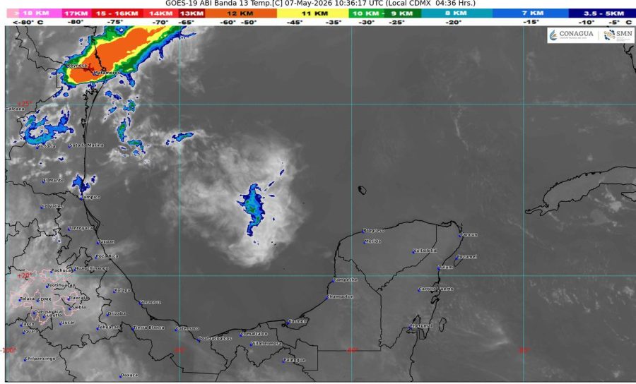 Las playas de Cancún lucen cielos despejados mientras la temperatura aumenta gradualmente durante la mañana de este jueves.