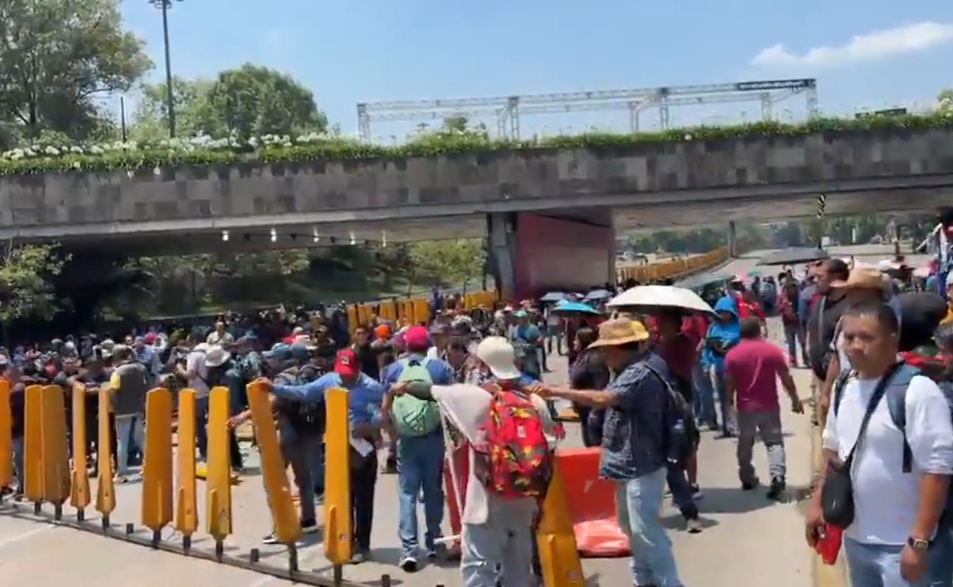 Cientos de educadores bloquean el paso de los vehículos sobre el asfalto de Circuito Interior durante la tarde de este jueves.