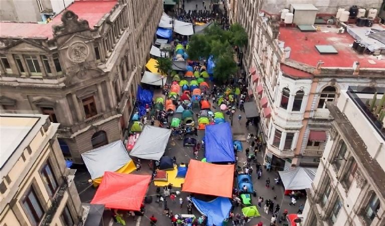 Los maestros de la CNTE mantienen la ocupación de calles principales en el Centro Histórico a la espera de respuestas a su pliego petitorio.