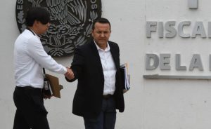 Pie de foto 1: El vicefiscal con licencia de Sinaloa, Damaso Castro, ofrece declaraciones a los medios tras comparecer en las instalaciones de la FGR.