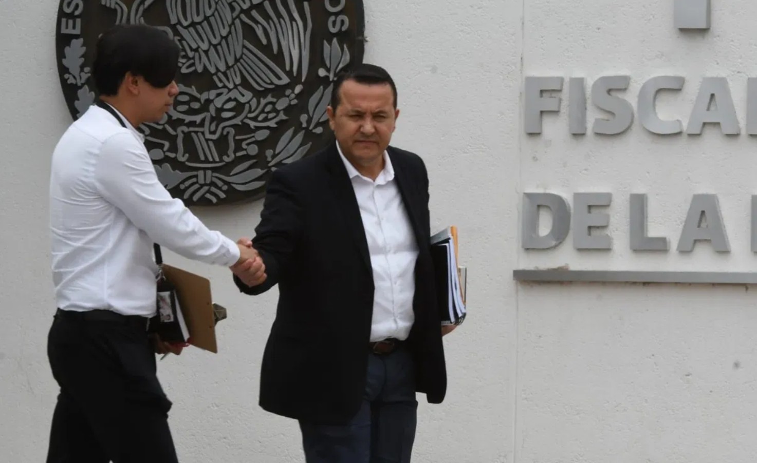 Pie de foto 1: El vicefiscal con licencia de Sinaloa, Damaso Castro, ofrece declaraciones a los medios tras comparecer en las instalaciones de la FGR.