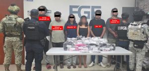 Los cinco detenidos fueron interceptados mientras intercambiaban dosis de narcóticos durante un cateo ministerial.