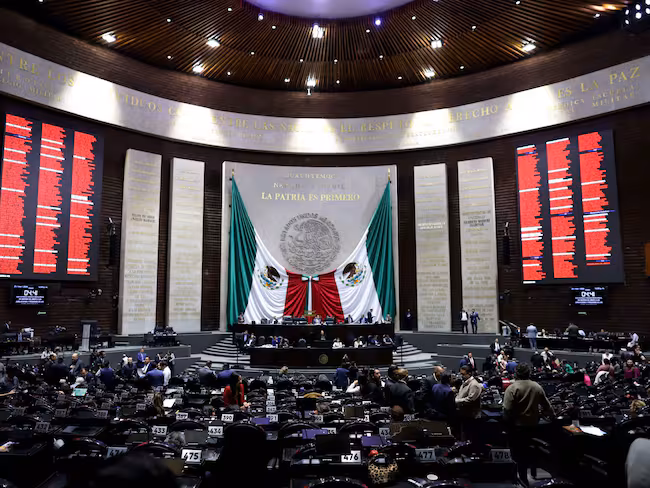 Los integrantes de la Cámara de Diputados mantienen la discusión de las reservas constitucionales durante la madrugada.