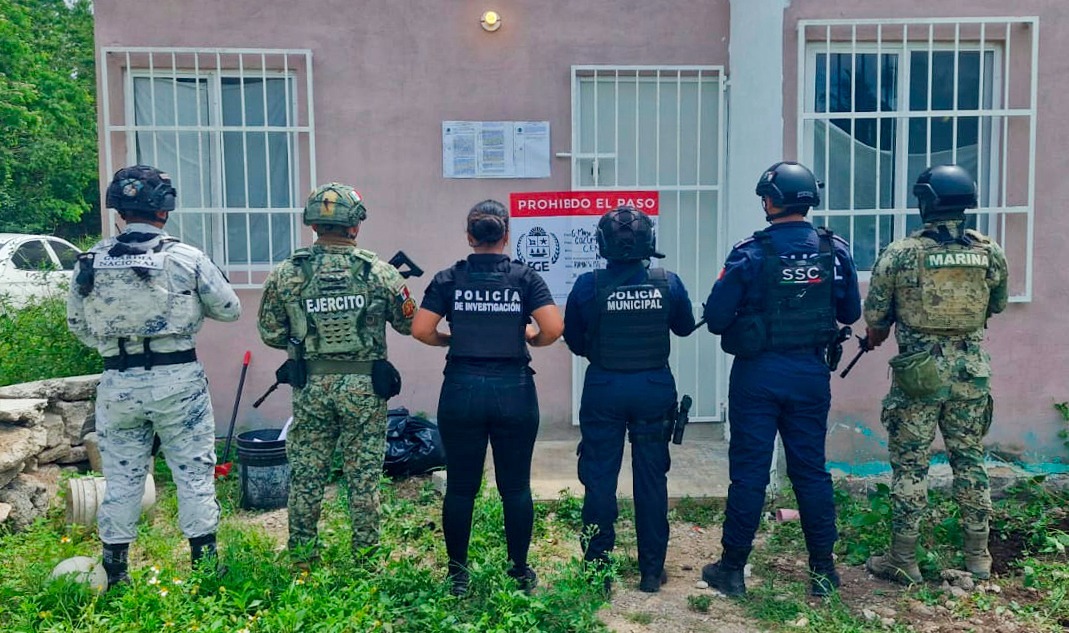 Fuerzas federales y estatales custodian los perímetros de los inmuebles asegurados durante las diligencias contra el narcomenudeo.