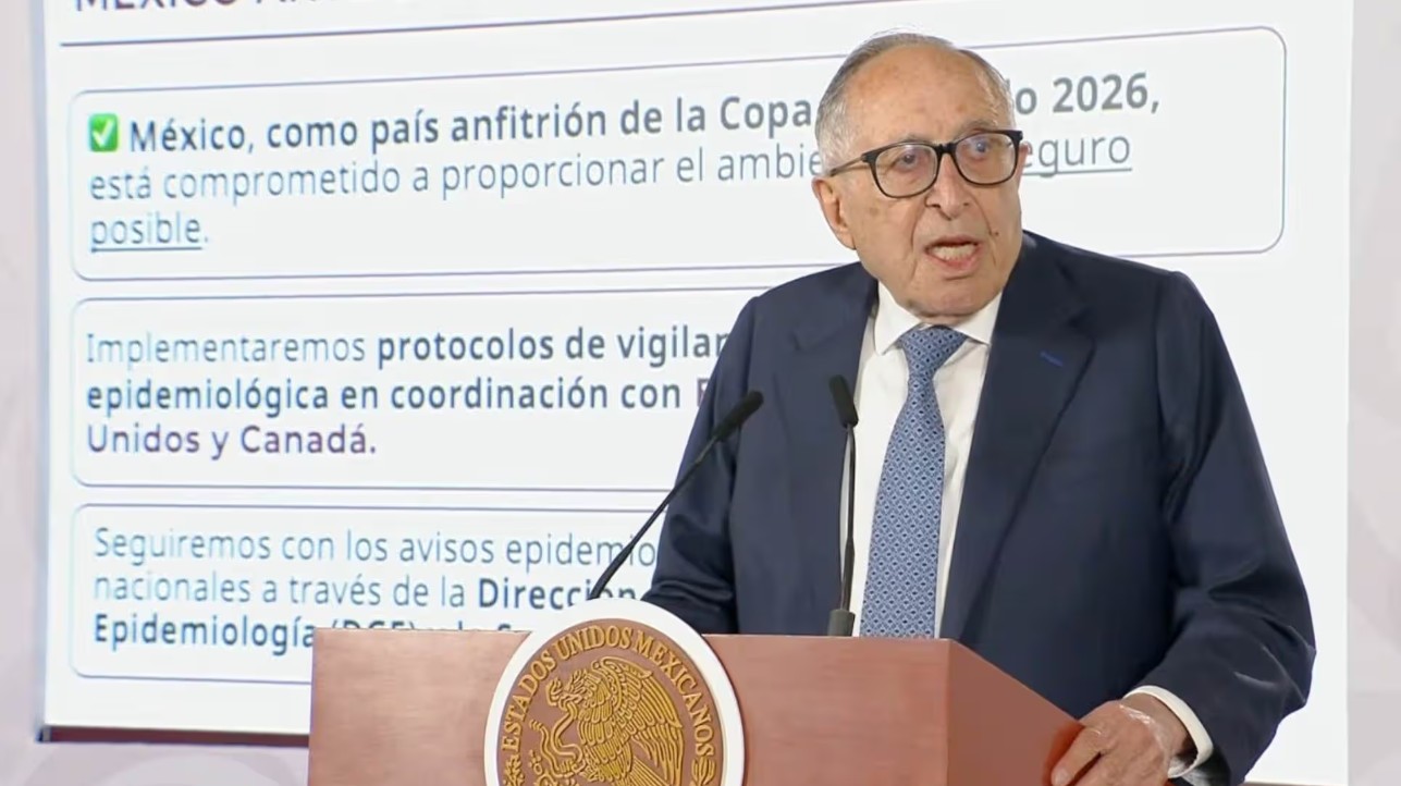 El secretario de Salud, David Kershenobich Stalnikowitz, detalla las acciones preventivas contra el ébola en México durante la conferencia de prensa matutina.