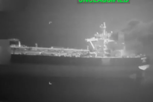 Aviones de combate F/A-18 Super Hornet operan desde portaaviones estadounidenses para vigilar el tránsito de buques sancionados en la región.