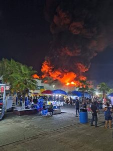 Equipos de bomberos trabajaron durante toda la madrugada para sofocar las llamas que consumieron la Nave 1 del Parque Tabasco.