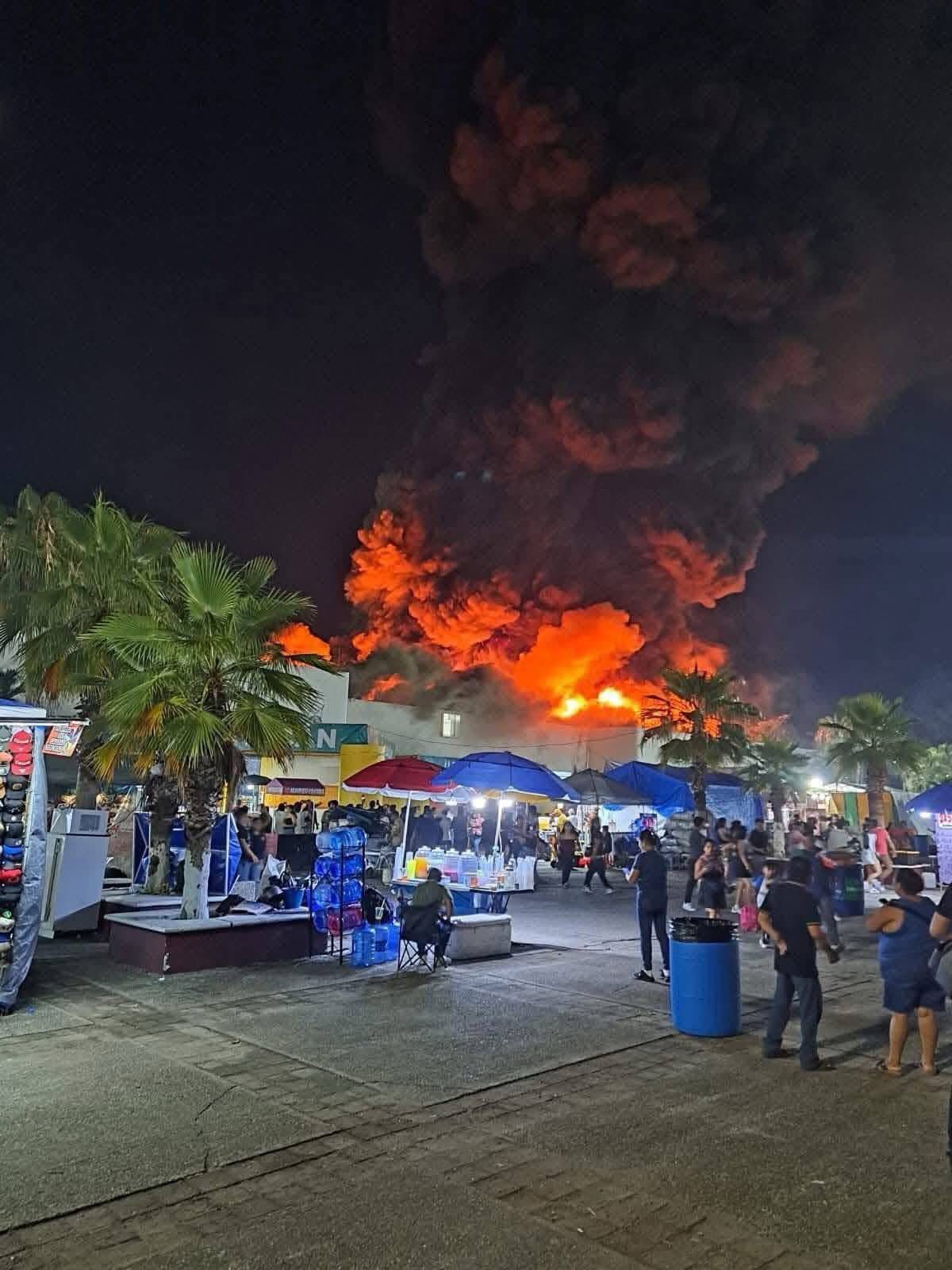 Equipos de bomberos trabajaron durante toda la madrugada para sofocar las llamas que consumieron la Nave 1 del Parque Tabasco.