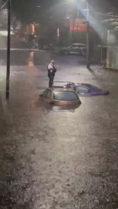 Vialidades del sur de la ciudad quedaron totalmente cubiertas por el agua tras la intensa tormenta.