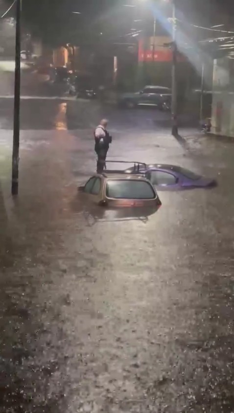 Vialidades del sur de la ciudad quedaron totalmente cubiertas por el agua tras la intensa tormenta.