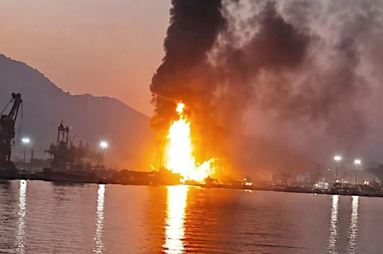 Sistemas de defensa de Emiratos Árabes interceptan misiles durante el ataque reportado.