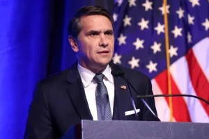 EUA podría presentar nuevas acusaciones contra políticos mexicanos, alerta Todd Blanche