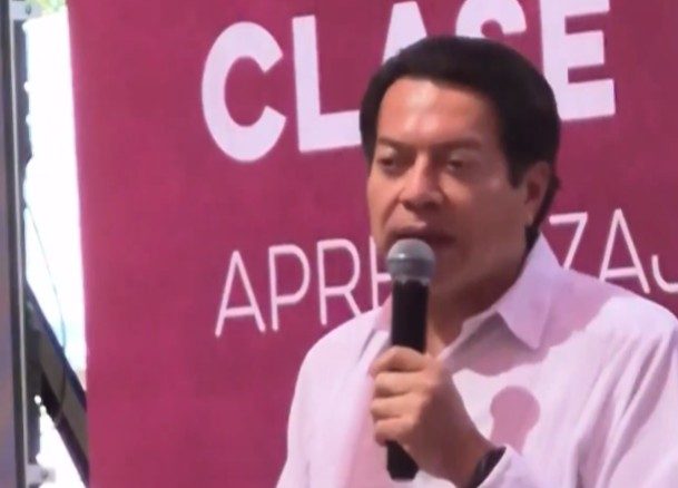 El secretario Mario Delgado consultó la opinión de los alumnos sonorenses sobre la fecha de salida de vacaciones durante un acto escolar.