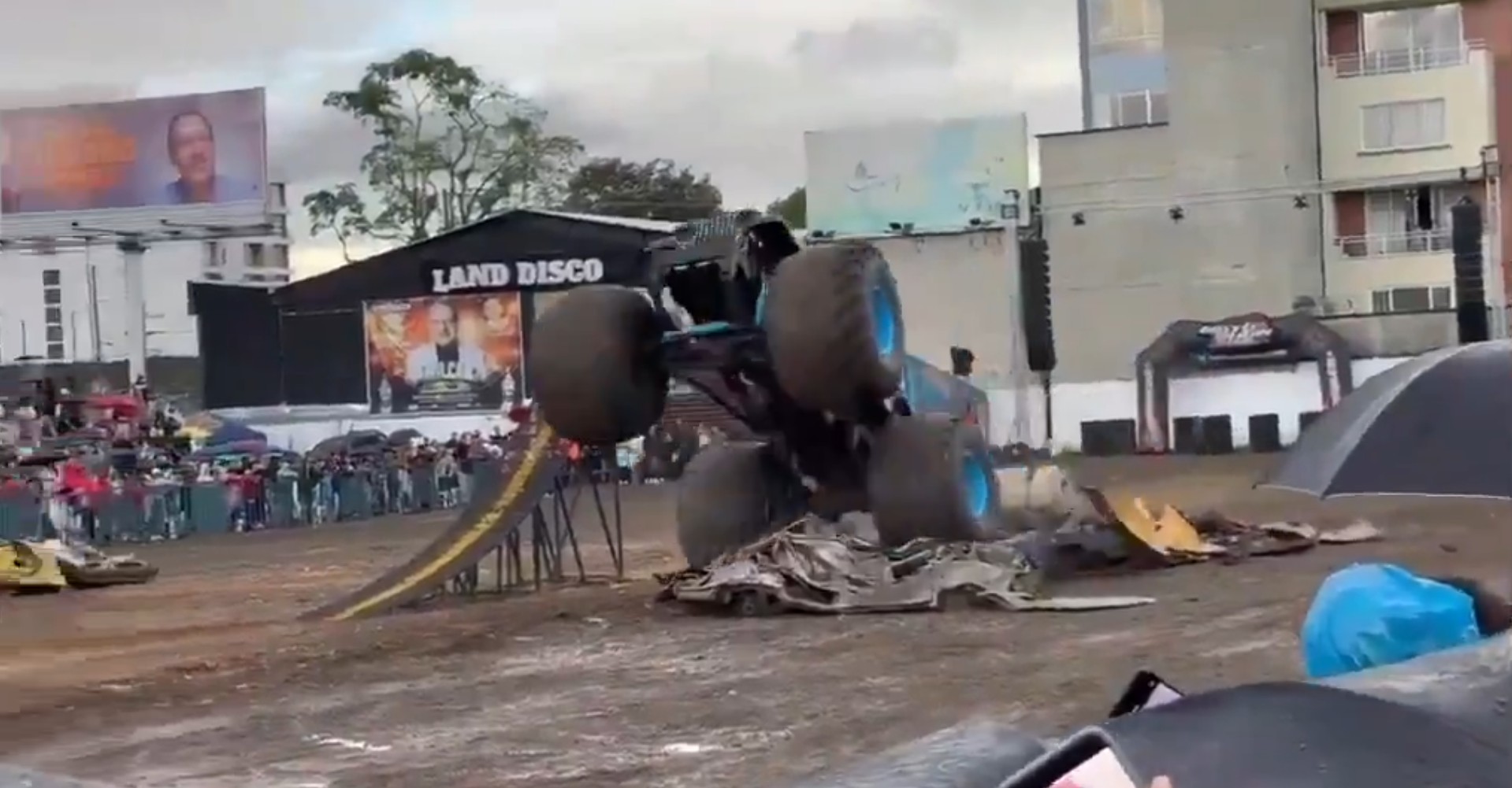 Personal de bomberos y Defensa Civil atiende a los espectadores heridos tras el atropellamiento masivo en la pista de exhibición.