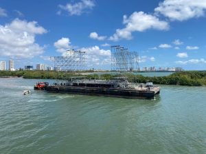 La instalación de la barcaza y el escenario flotante en la Laguna Nichupté motivó la presentación de la denuncia popular.