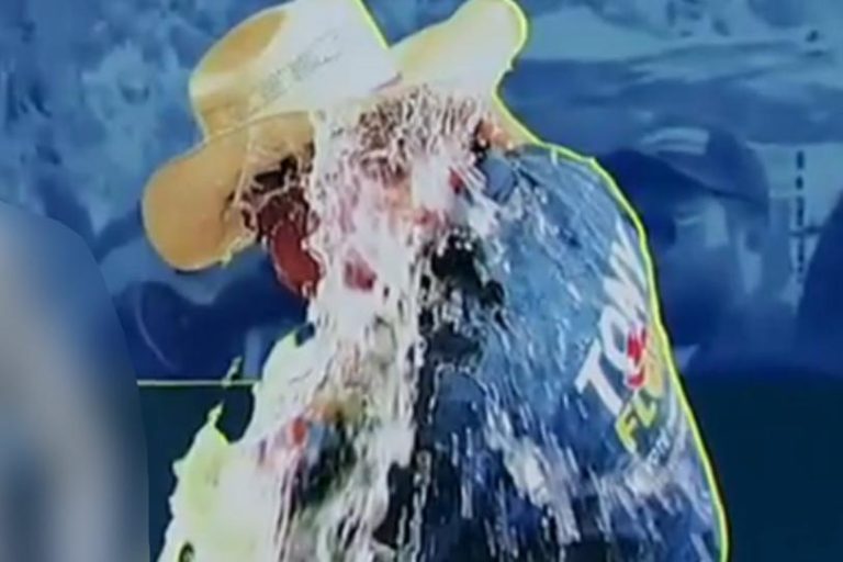 El polémico candidato de Morena en Coahuila fue bañado en limonada por una comerciante en un mercado público.