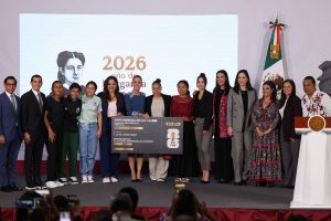 La presidenta Claudia Sheinbaum entregó el boleto número 001 para la inauguración del Mundial a la joven veracruzana Yolett Cervantes.