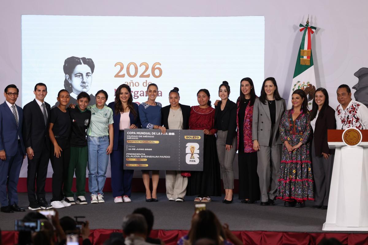 La presidenta Claudia Sheinbaum entregó el boleto número 001 para la inauguración del Mundial a la joven veracruzana Yolett Cervantes.