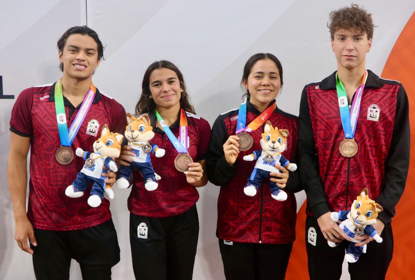 El equipo quintanarroense celebra el éxito obtenido en el Centro Acuático de León tras alcanzar el sexto lugar nacional.