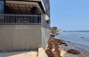 La erosión marina ha dejado al edificio de Playa del Carmen prácticamente sin franja de arena frente a su base.