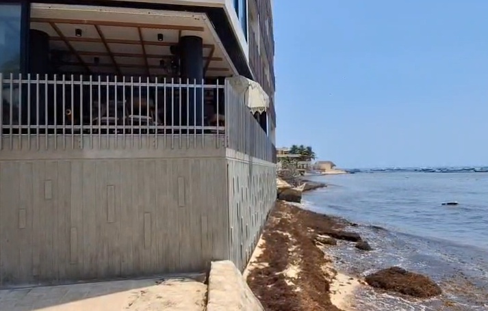 La erosión marina ha dejado al edificio de Playa del Carmen prácticamente sin franja de arena frente a su base.